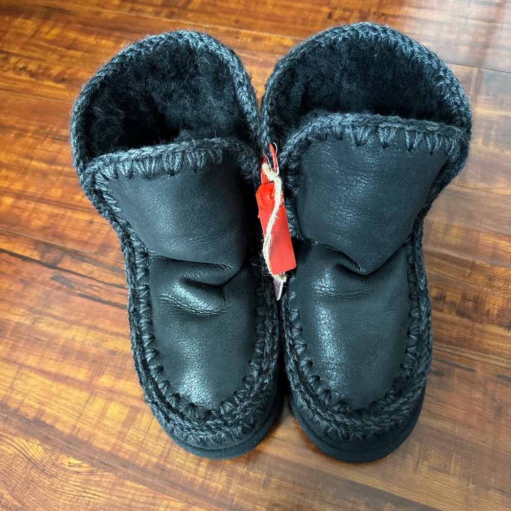 MOU boots new with tags